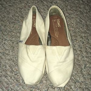 Cream colored toms